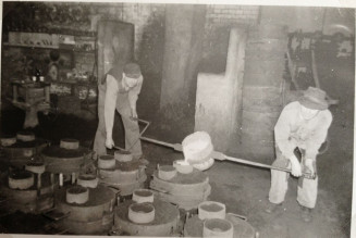 Arrosage manuel d'une petite casserole en 1955